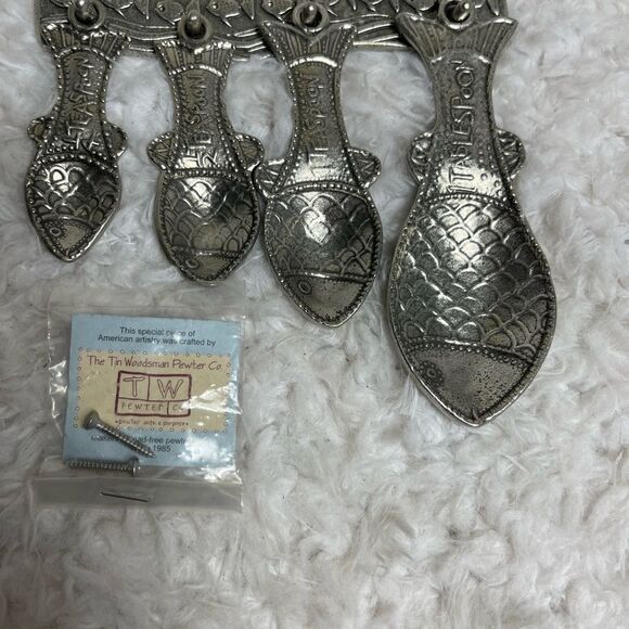 Vintage Tin Woodsman TWpewter set of four Fish measuring spoons with wall hanger - Picture 14 of 14